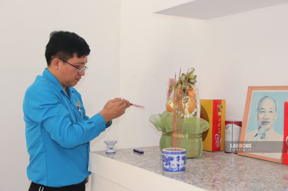 Mr. Tran Dinh Nam, Chairman of the Trade Union of Staami Vina Co., Ltd., directly supports the construction of gratitude houses for policy families. Photo: Nguyen Linh