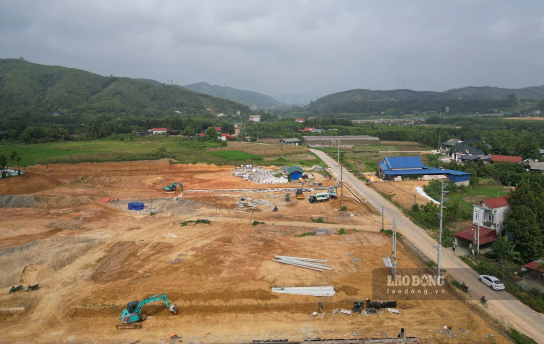 Removing bottlenecks to accelerate the resettlement area of the Lao Cai - Hanoi - Hai Phong railway project. Photo: Hung Cuong