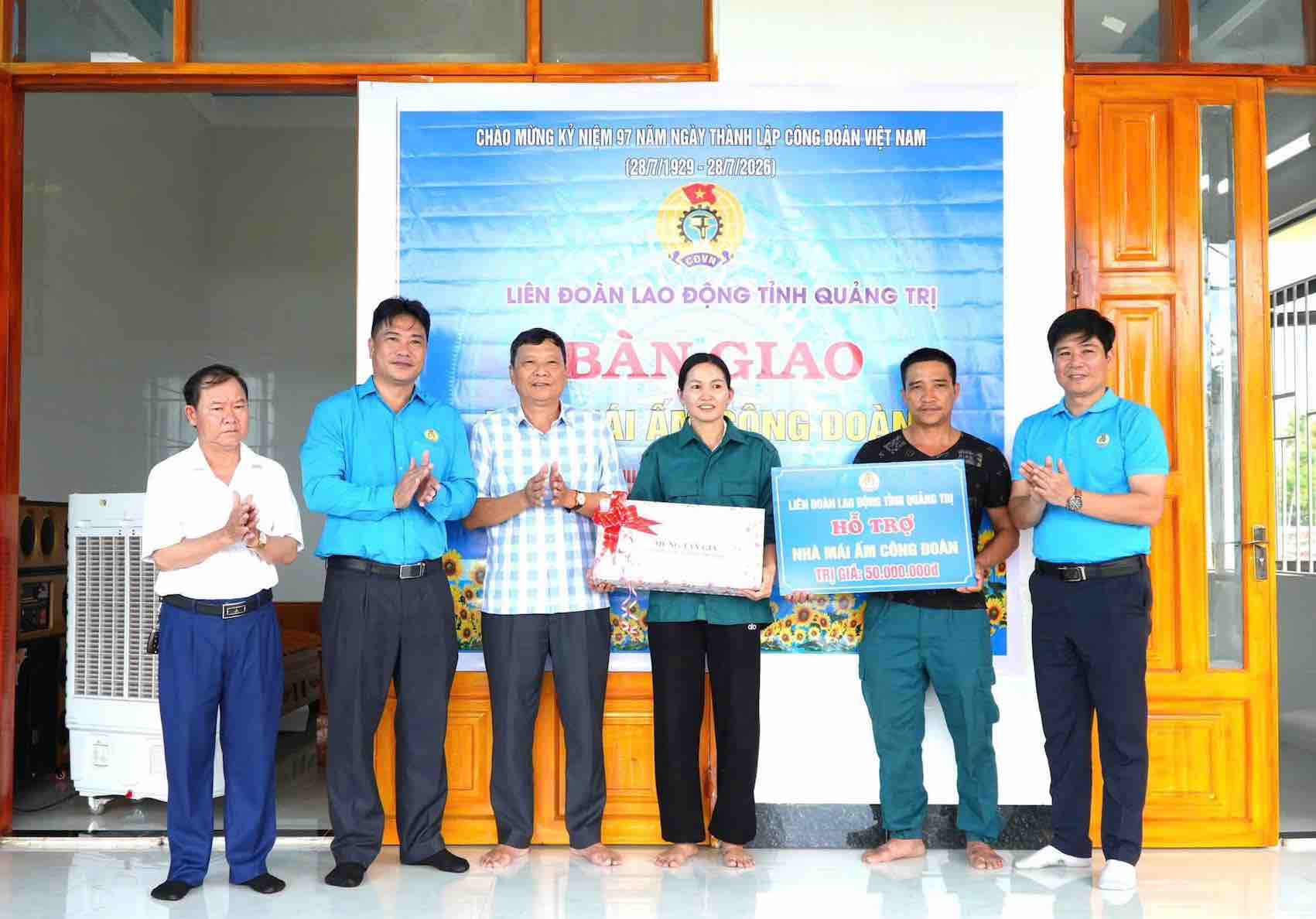 Quang Tri Provincial Labor Federation awards "Trade Union Warm House" to union members in difficult circumstances. Photo: Quang Tri Trade Union