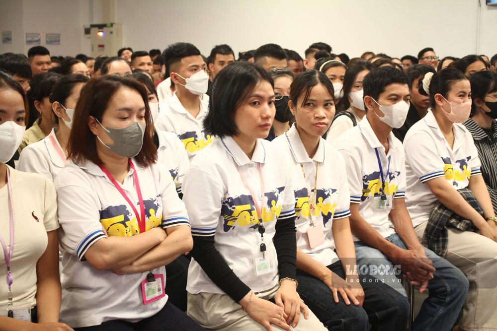 Người lao động tham dự Lễ kết nạp đoàn viên và công bố quyết định thành lập Công đoàn cơ sở. Ảnh: Thanh Huyền
