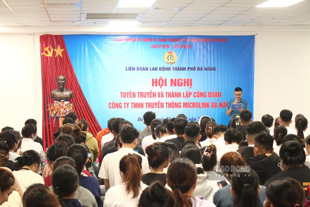 Quang cảnh buổi công bố quyết định thành lập Công đoàn cơ sở Công ty TNHH Truyền thông Microlink Đà Nẵng. Ảnh: Thanh Huyền