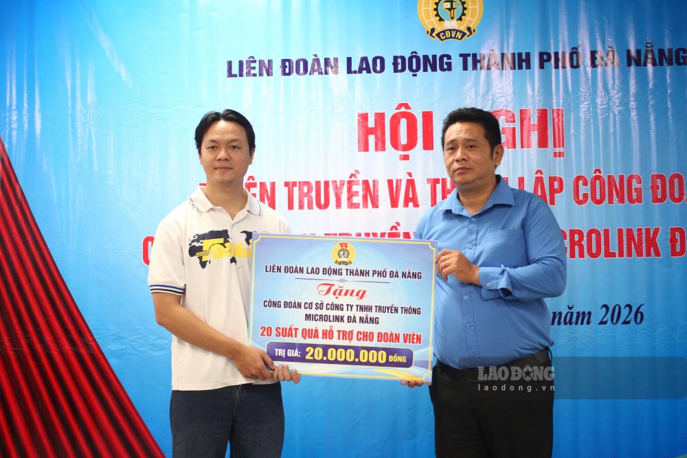 Liên đoàn Lao động TP Đà Nẵng trao quà hỗ trợ đoàn viên có hoàn cảnh khó khăn tại Công ty TNHH Truyền thông Microlink Đà Nẵng. Ảnh: Thanh Huyền
