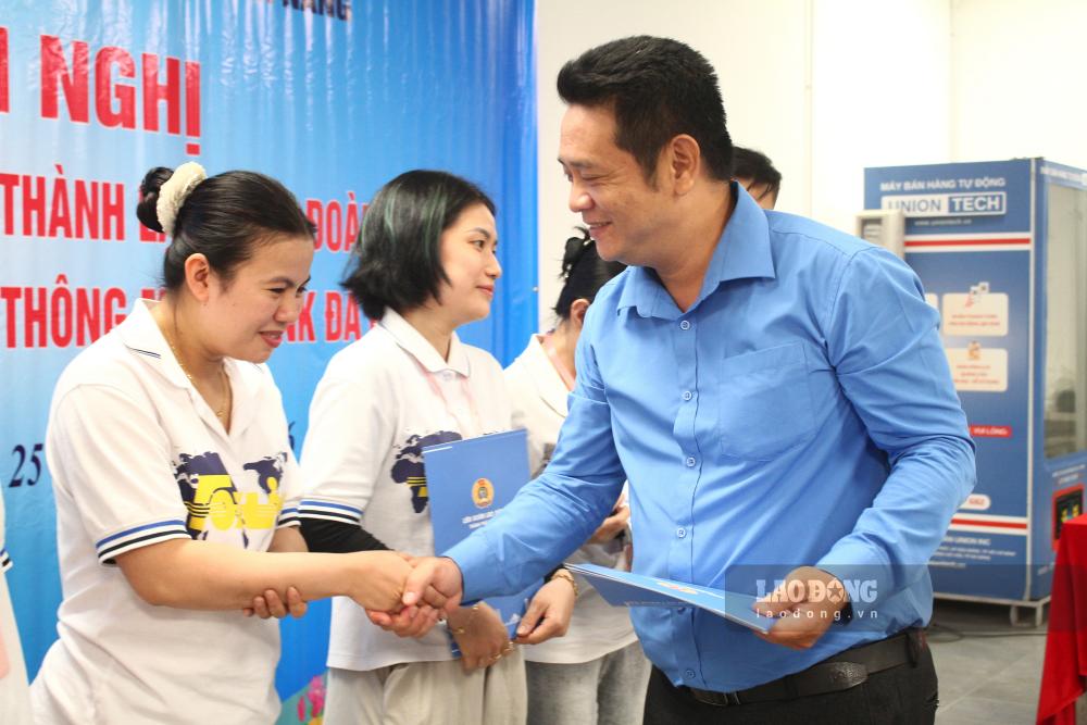 Employees of Microlink Da Nang Communications Co., Ltd. joined the Trade Union. Photo: Thanh Huyen