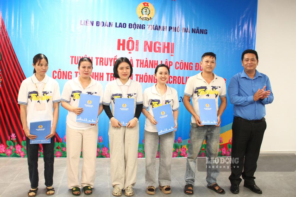 Trao quyết định kết nạp đoàn viên Công đoàn cho người lao động. Ảnh: Thanh Huyền