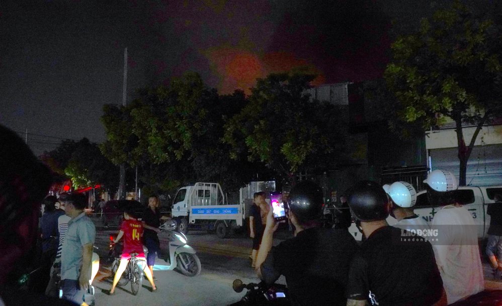 Cột khói lửa đen bốc cao hàng chục mét từ vụ cháy quán bia khiến nhiều người dân khu vực Thanh Liệt không khỏi lo lắng. Ảnh: Minh Vũ