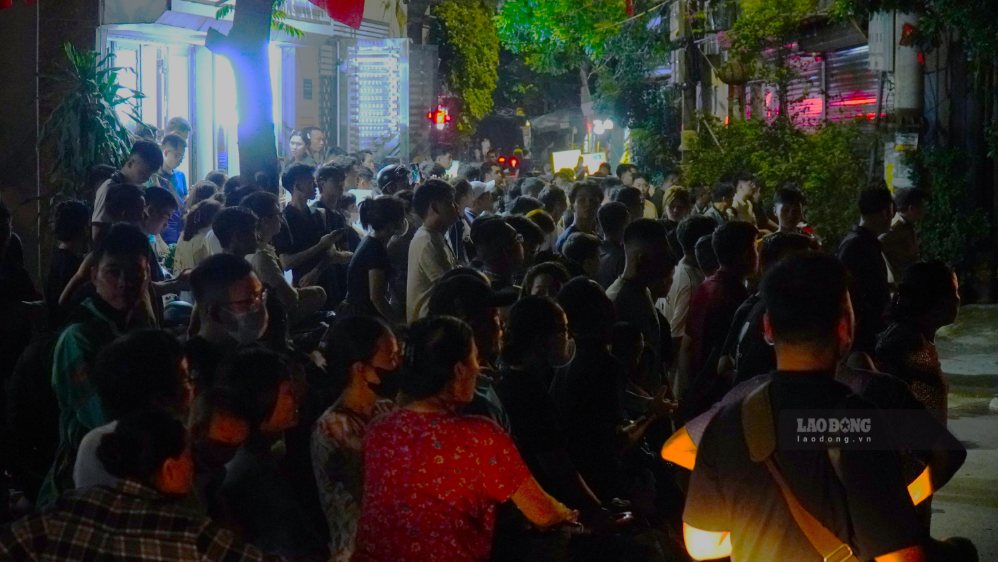Người dân theo dõi lực lượng chức năng khống chế vụ cháy lớn. Ảnh: Minh Vũ
