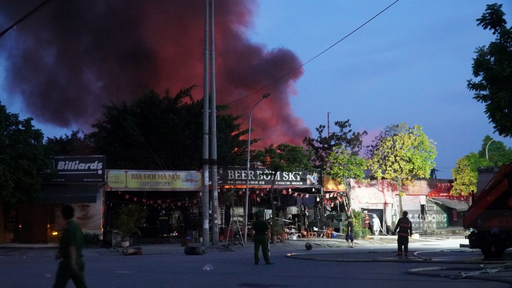 Functional forces are making efforts to prevent the fire from spreading and ensure safety for the surrounding area. Photo: Minh Vu