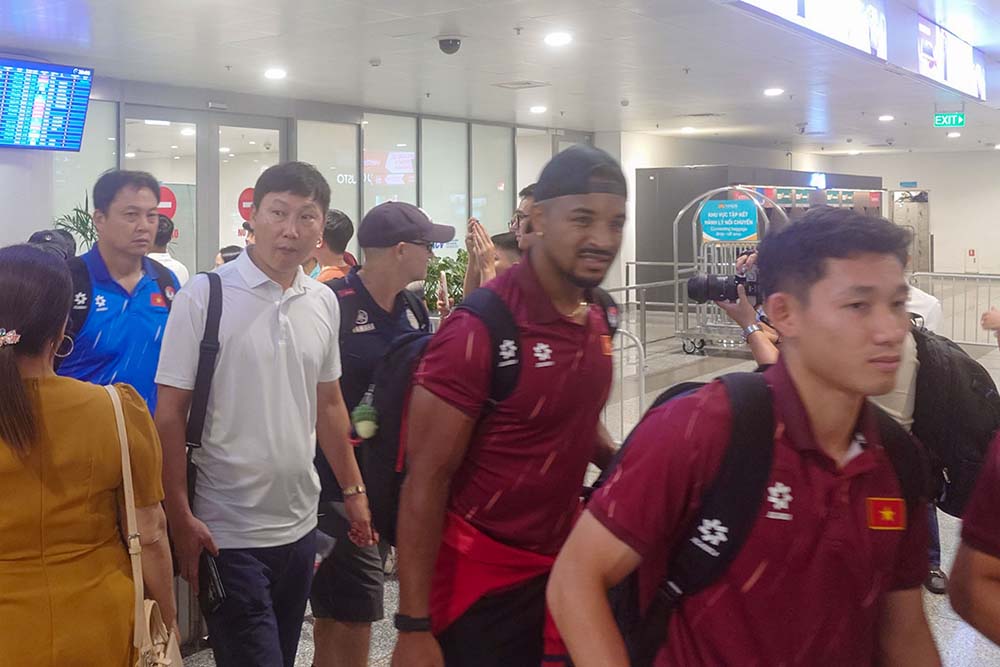 L'équipe vietnamienne est revenue à Hanoï après une victoire 7-0 contre le Timor-Leste. Photo de : VFF
