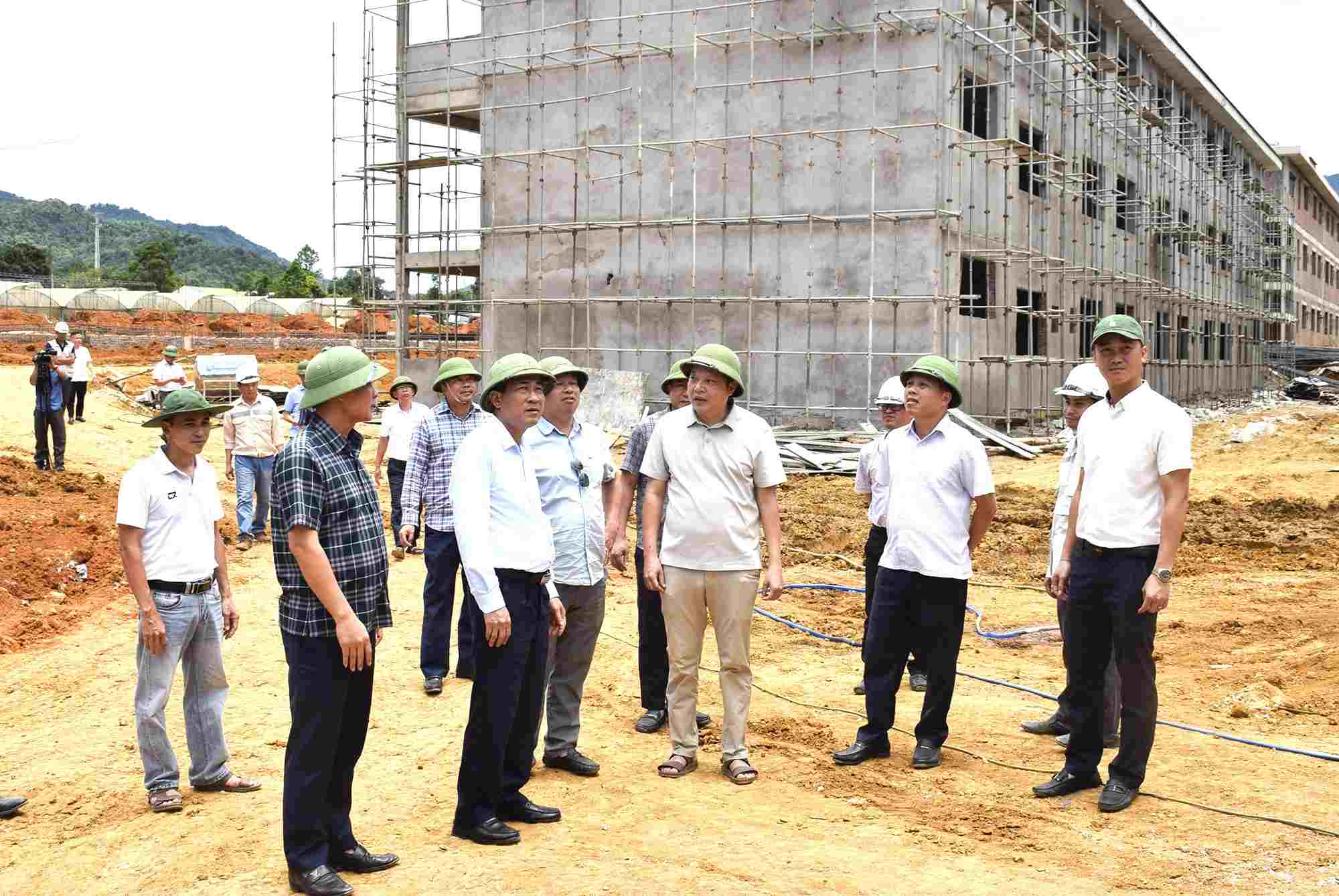 Vice Chairman of Nghe An Provincial People's Committee Thai Van Thanh directs construction units to accelerate the progress of the mountainous inter-level boarding school project. Photo: Nghe An Provincial People's Committee