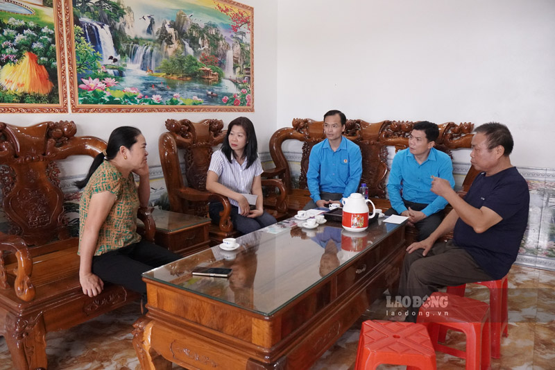 Representatives of the Golden Heart Charity Fund visit and provide support to families affected by flash floods. Photo: Dinh Dai
