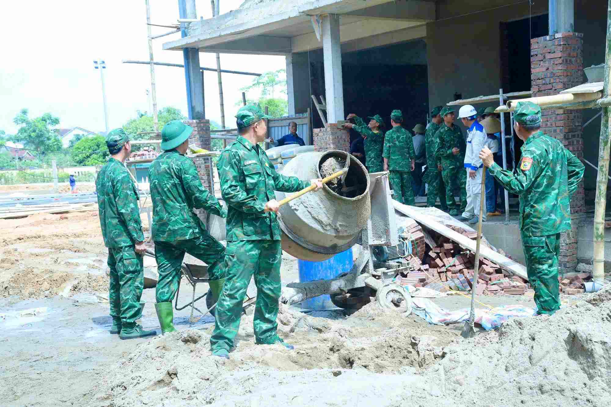 Officers and soldiers of the Nghe An Border Guard participate in building a school project in the border area. Photo: Nghe An Provincial People's Committee