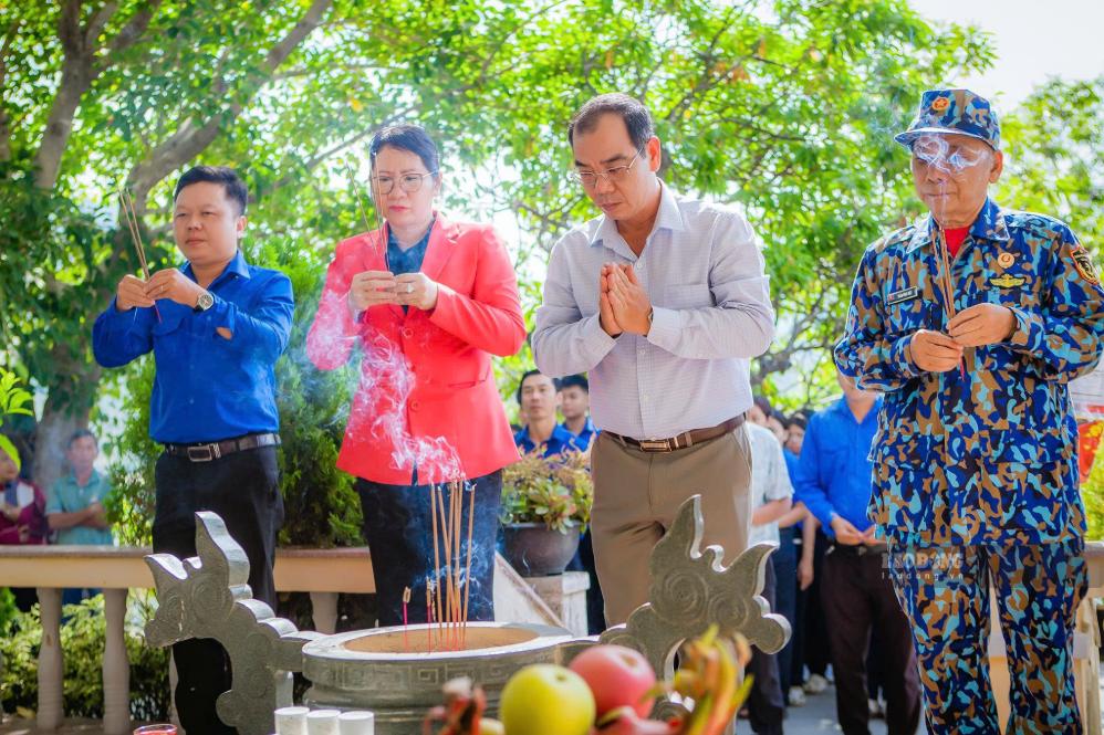 Lãnh đạo Đảng ủy, Ủy ban MTTQ phường Tây Nha Trang dâng hương tại nhà tưởng niệm các liệt sĩ hi sinh bên bến Hòn Hèo. Ảnh: Thế Vinh