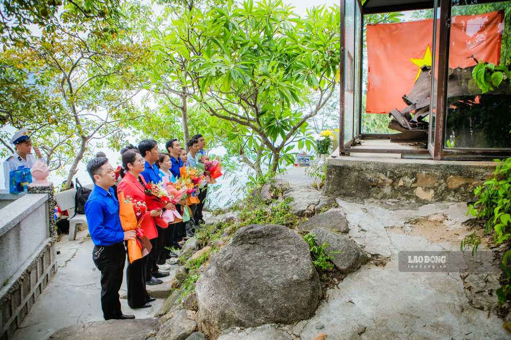 Officials and union members of Tay Nha Trang ward visit the red address of the National Historical Relic Memorial Site of Ship C235. Photo: The Vinh