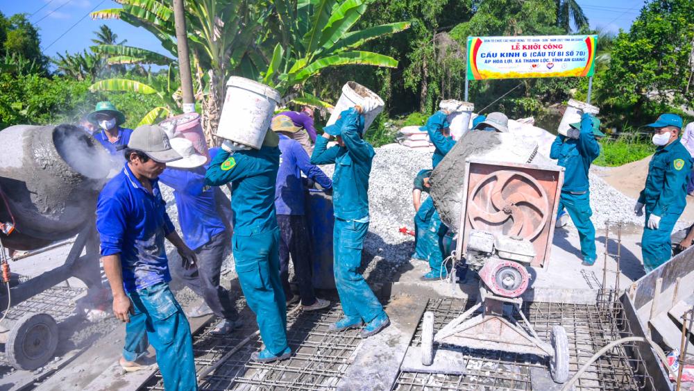 Các lực lượng tất bật xây dựng cầu Kênh Từ Bi số 70. Ảnh: Phương Vũ