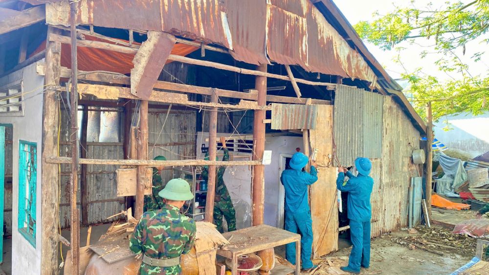Cán bộ, chiến sĩ Trung đoàn 893 hăng say lao động. Ảnh: Phương Vũ