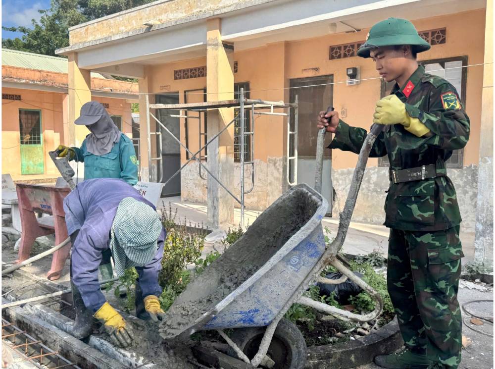 Những người thợ xây đặc biệt để lại ấn tượng, tình cảm tốt đẹp với nhân dân. Ảnh: Phương Vũ