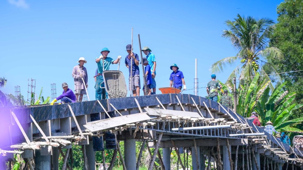 The special construction workers are officials, soldiers, union members, youth, and people joining hands to build the bridge. Photo: Phuong Vu