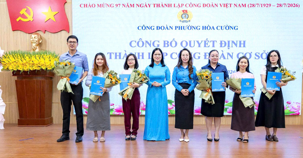 Hoa Cuong Ward Trade Union, Da Nang celebrates the 97th anniversary of the establishment of the Vietnam Trade Union and newly established 6 grassroots trade unions. Photo provided by Hoa Cuong Trade Union
