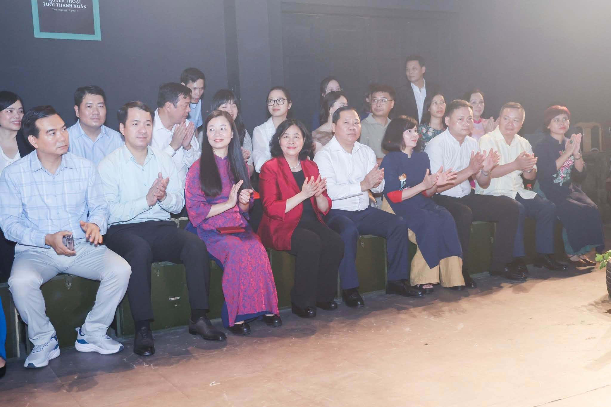 Lãnh đạo Đảng ủy Mặt trận Tổ quốc, các đoàn thể Trung ương dự chương trình nghệ thuật “Huyền thoại tuổi thanh xuân”. Ảnh: MTTQ VN