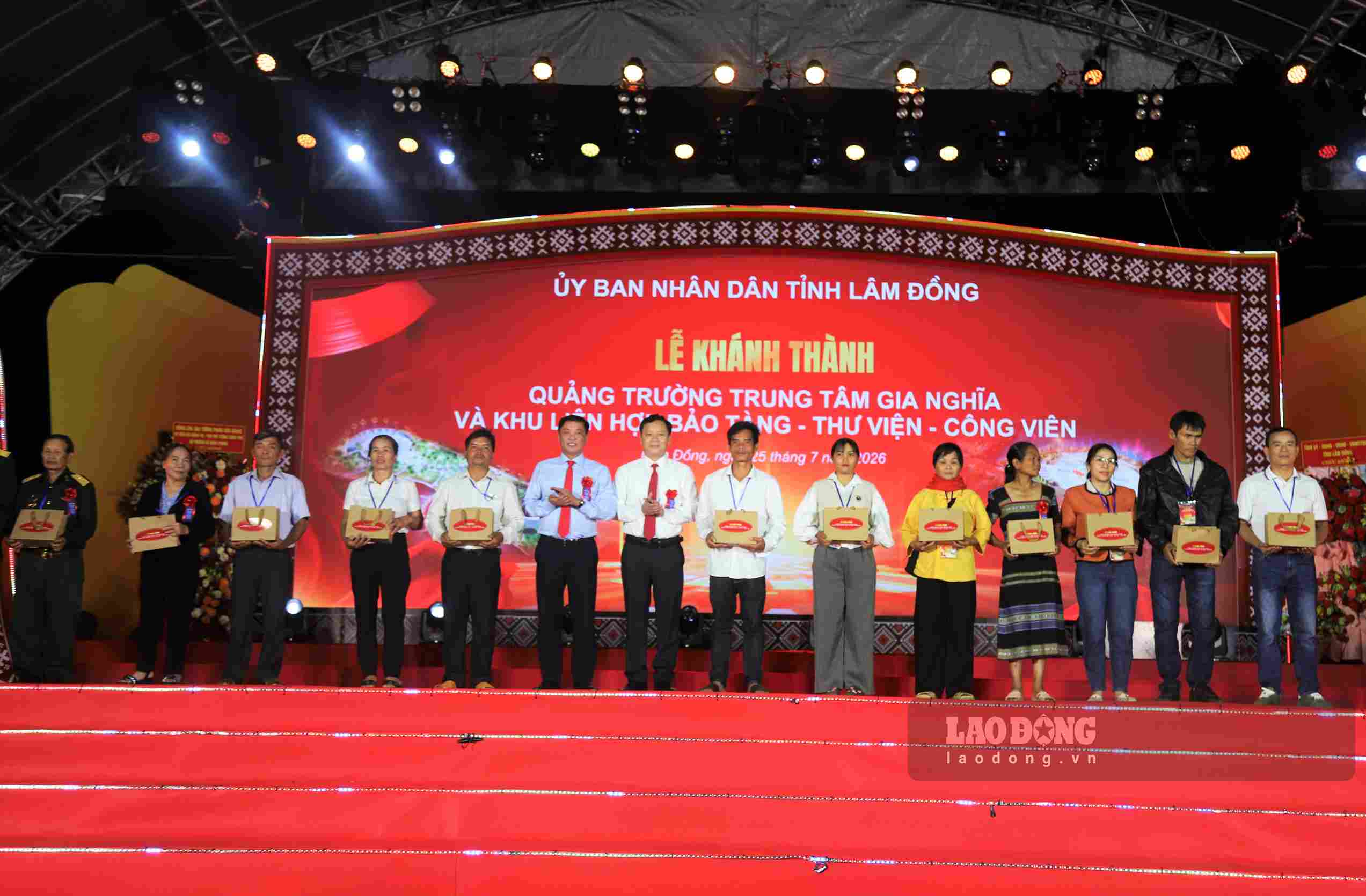 Lãnh đạo tỉnh Lâm Đồng trao tặng quà cho các gia đình chính sách. Ảnh: Phúc Khánh