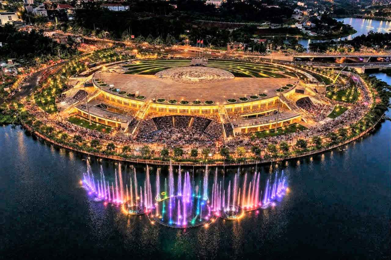 Quảng trường trung tâm Gia Nghĩa và Khu liên hợp Bảo tàng, Thư viện, Công viên về đêm. Ảnh: Ban tổ chức