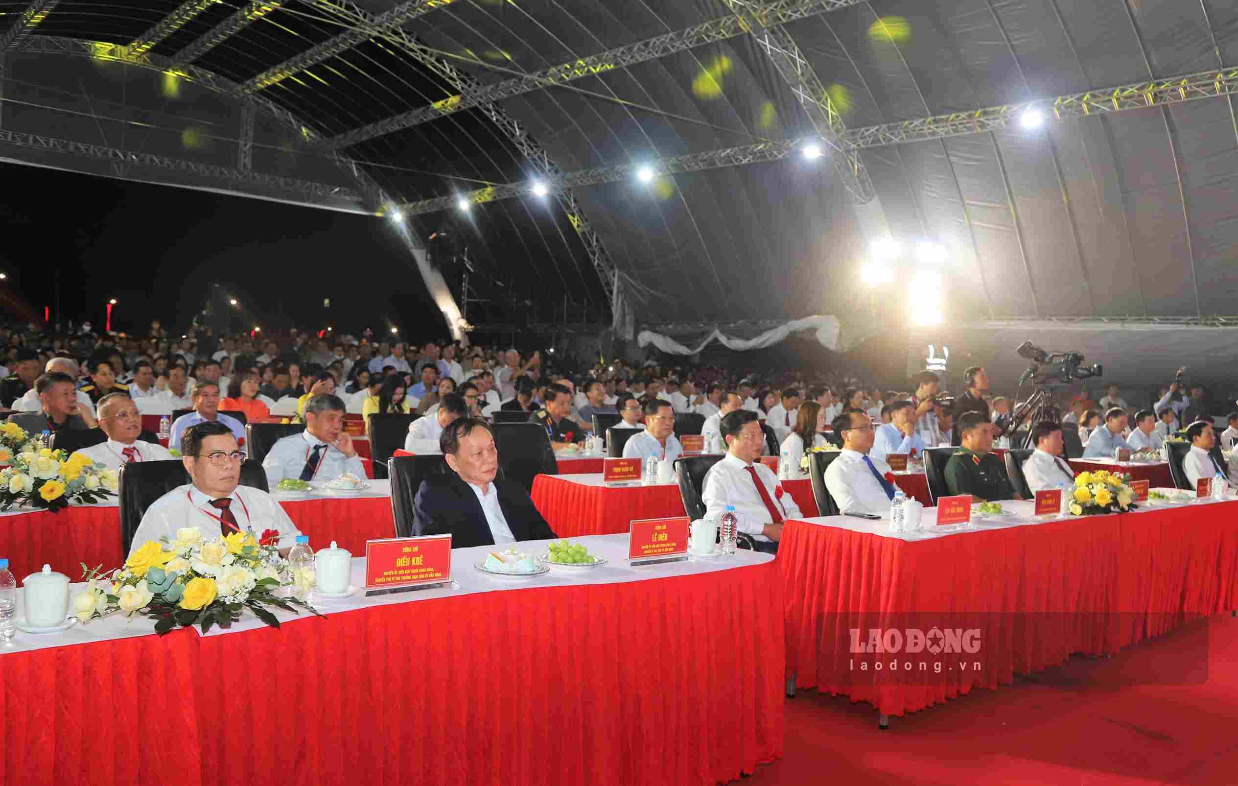 Các đại biểu dự lễ khánh thành Quảng trường trung tâm Gia Nghĩa và Khu liên hợp Bảo tàng, Thư viện, Công viên tại phường Bắc Gia Nghĩa. Ảnh: Phúc Khánh
