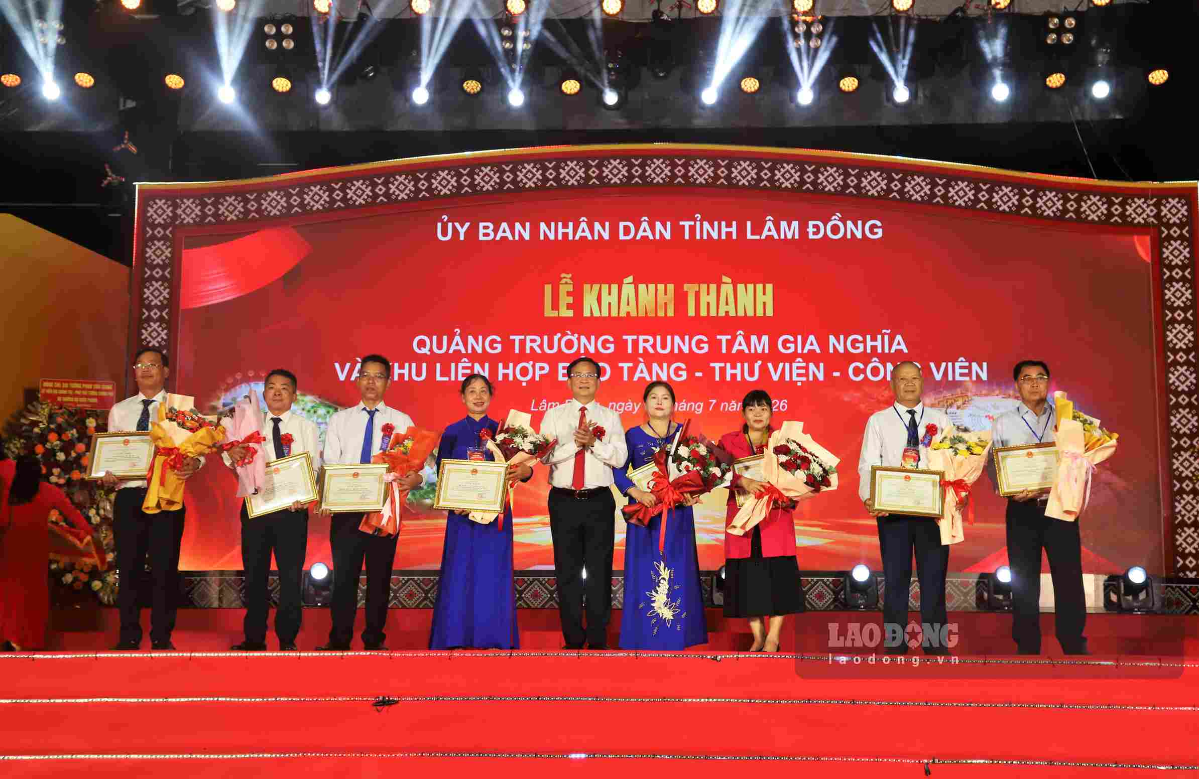 Lãnh đạo tỉnh Lâm Đồng trao khen thưởng cho các tập thể, cá nhân và gia đình có nhiều đóng góp trong quá trình xây dựng Quảng trường. Ảnh: Phúc Khánh
