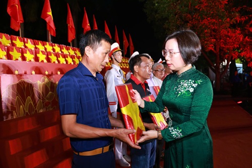 Chủ tịch Ủy ban MTTQ Việt Nam TP Hà Nội Bùi Huyền Mai trao di ảnh cho thân nhân liệt sĩ. Ảnh: Văn Tuyến