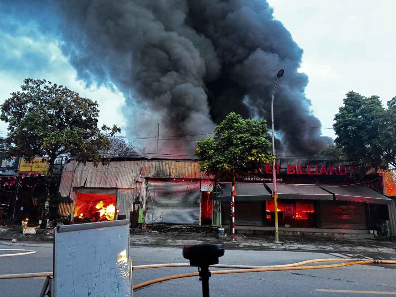 Scene of the fire at a construction complex on 25m street, Thanh Liet ward. Photo: Hanoi Police