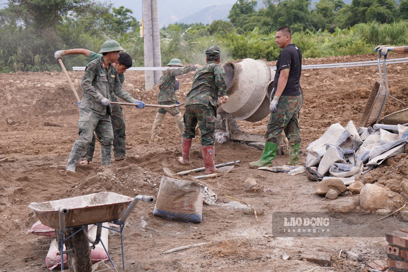 Các mũi thi công được triển khai đồng loạt ngay sau khi mặt bằng được bàn giao. Ảnh: Đinh Đại