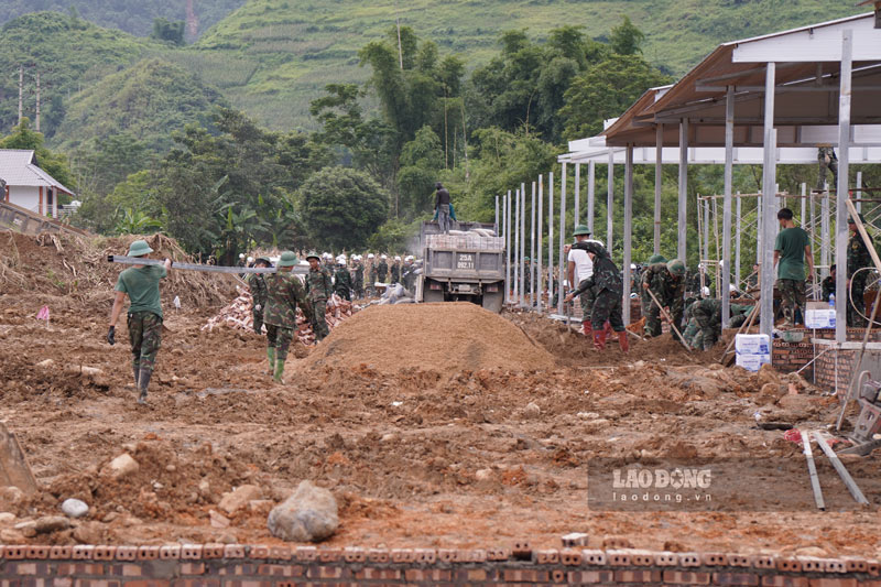 Lực lượng quân đội gấp rút hoàn thiện từng hạng mục để kịp tiến độ bàn giao nhà. Ảnh: Đinh Đại