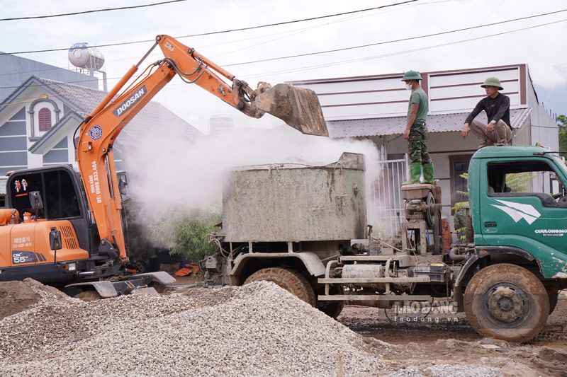 Máy móc, phương tiện hoạt động hết công suất tại khu tái định cư ở xã Mường Than. Ảnh: Đinh Đại