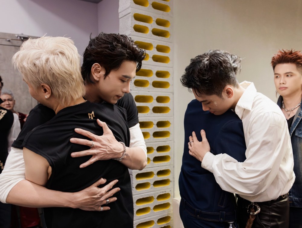 2 singers had to leave after the first performance of "Anh trai vượt ngàn chông gai" (Older Brothers Overcoming Thousands of Hardships). Photo: NSX Yeah1