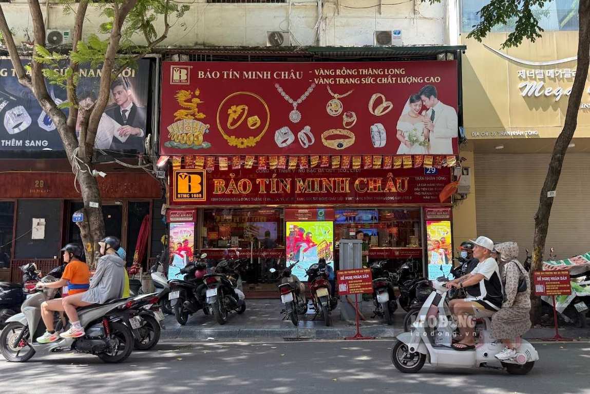 The area in front of a gold business store in Hanoi is quite airy on the weekend. Photo: Ha Le