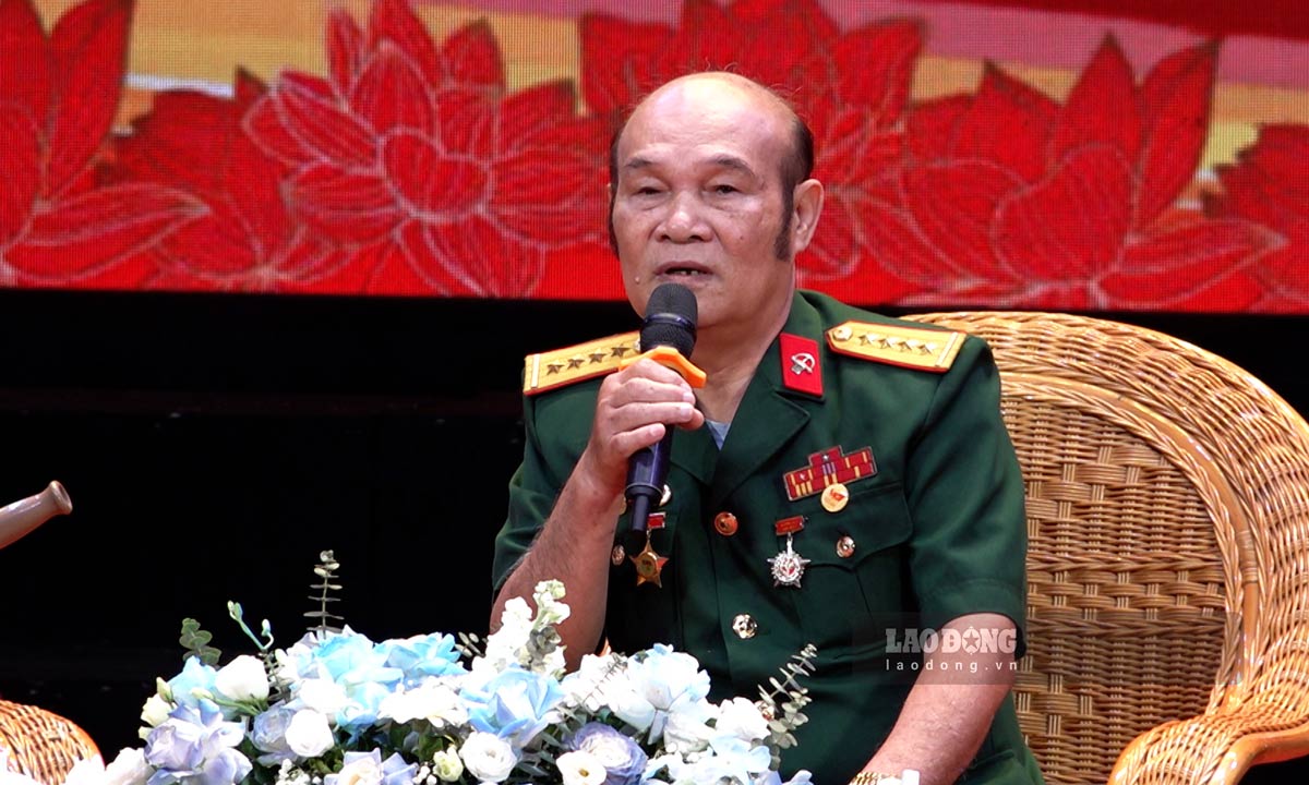 Veteran Le Long Trieu participates in the seminar "Continuing the fire of tradition" organized by Quang Ninh Provincial Youth Union on July 16. Photo: Doan Hung
