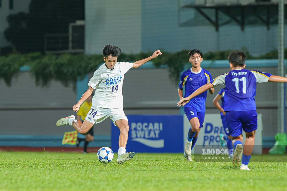U14 Tokushima Vortis players (white jersey) and the Vietnamese youth team play a friendly match at Hoa Lu Stadium (HCMC). Photo: Thanh Vu