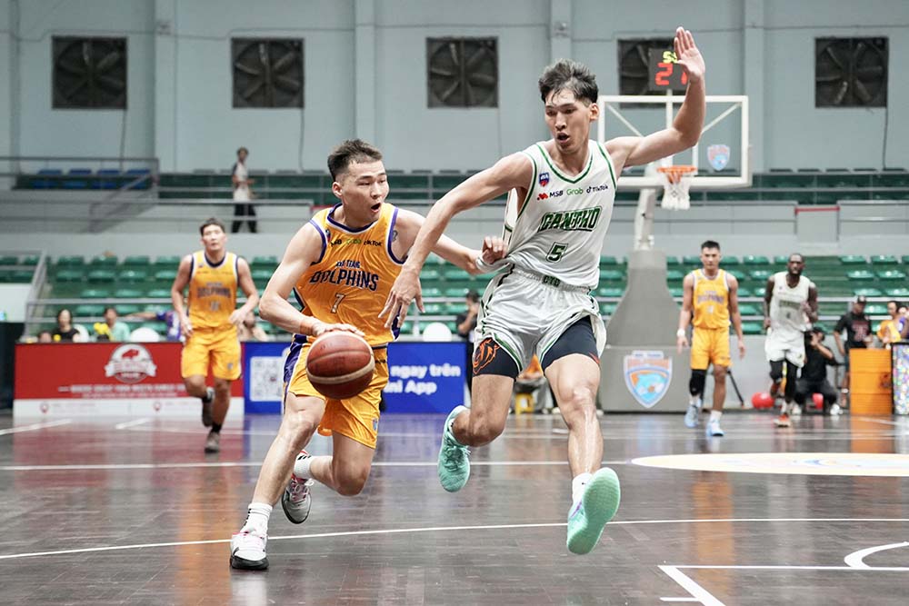 Cantho Catfish (white shirt) won 84-73 against Nha Trang Dolphins in the main round of VBA 2026. Photo: VBA