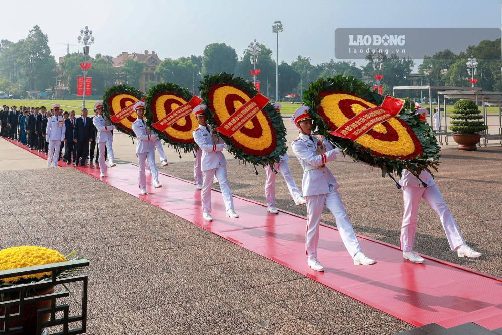 Đoàn đại biểu lãnh đạo, nguyên lãnh đạo Đảng, Nhà nước do Tổng Bí thư, Chủ tịch nước Tô Lâm dẫn đầu đến đặt vòng hoa và vào Lăng viếng Chủ tịch Hồ Chí Minh. Ảnh: