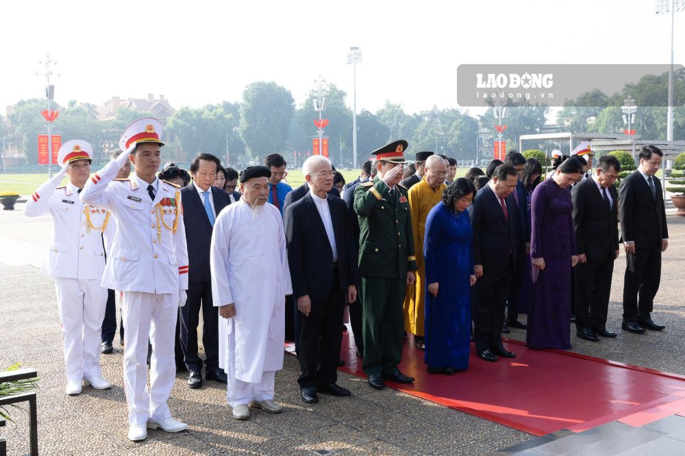 Đoàn đại biểu Ủy ban Trung ương Mặt trận Tổ quốc Việt Nam thành kính tưởng niệm Chủ tịch Hồ Chí Minh. Ảnh: Hải Nguyễn