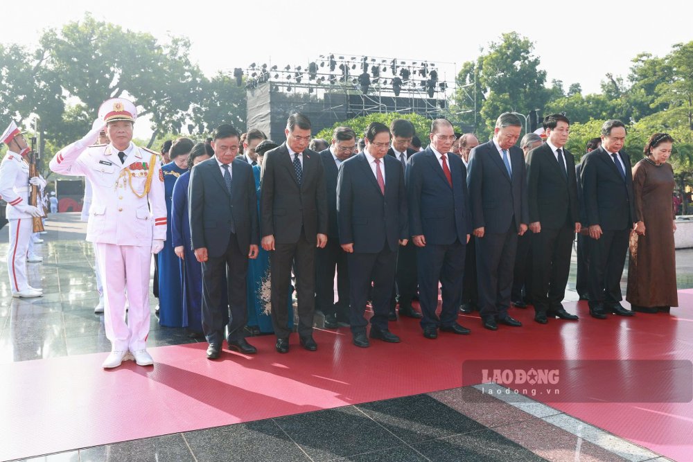 Các lãnh đạo Đảng, Nhà nước, nguyên lãnh đạo Đảng, Nhà nước đặt vòng hoa, tưởng niệm các Anh hùng liệt sĩ. Ảnh: Hải Nguyễn