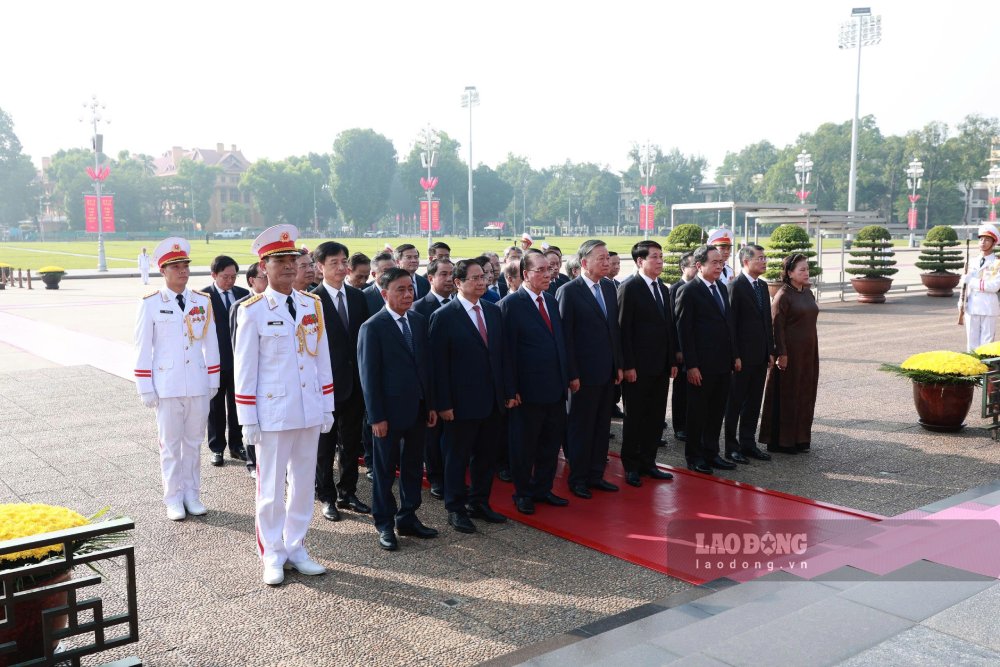A delegation of leaders and former leaders of the Party and State led by General Secretary and President To Lam came to lay wreaths and visit President Ho Chi Minh's Mausoleum. Photo: Hai Nguyen