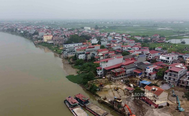 The situation of encroaching on the protection corridor of works and illegal construction on riverbanks is still complicated in some localities in Bac Ninh, photo taken in August 2024 in the right bank dike area of the Cau River. Photo: Van Truong