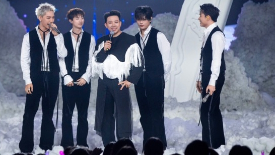 The performance of the older brother led the votes at Livestage 2 Tinh Ha Say Hi. Photo: Producer.