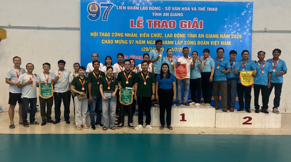 Đơn vị Công ty Cổ phần Thực phẩm đóng hộp Kiên Giang đoạt giải nhất môn Ném bóng vào rổ. Ảnh: Cẩm Tú
