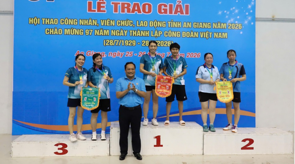 Đối với nội dung đôi nữ nhóm tuổi 36 tuổi trở lên, giải nhất thuộc về đơn vị Trung tâm Y tế Tịnh Biên. Ảnh: Cẩm Tú