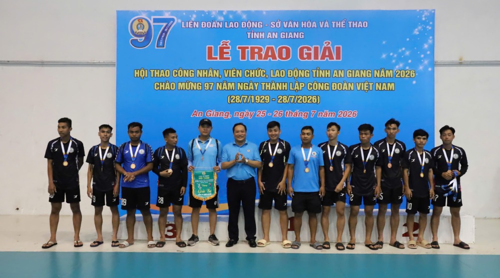 Trao 2 giải Ba môn Bóng đá nam. Ảnh: Cẩm Tú