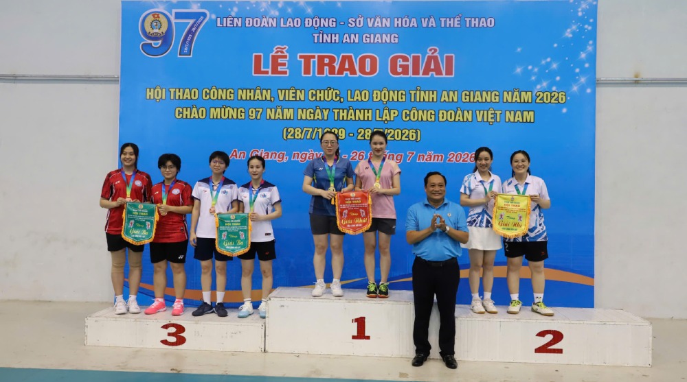 The Bank for Agriculture and Rural Development unit won first prize in the women's doubles event for the age group of 35 and under at the Sports Festival. Photo: Cam Tu