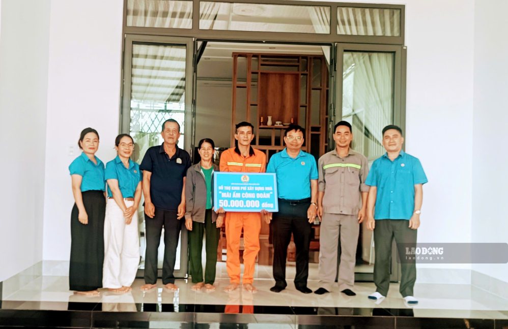 Dak Lak Provincial Trade Union supports building "Trade Union Shelter" houses for union member Tran Van Dai. Photo: Dak Lak Provincial Labor Federation