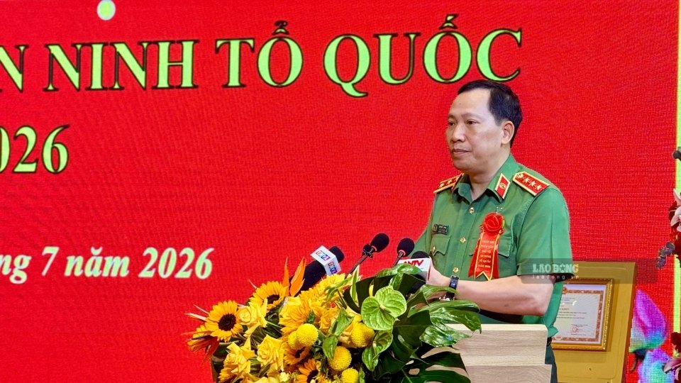 Senior Lieutenant General Le Van Tuyen - Deputy Minister of Public Security - giving directing speech at the All People's Day for National Security Protection in Vinh Long. Photo: Hoang Loc