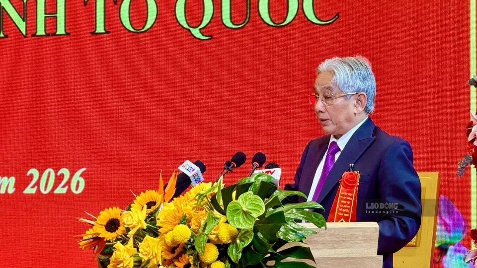 PGS.TS Lương Minh Cừ - Hiệu trưởng Trường Đại học Cửu Long - phát biểu tại chương trình Ngày hội toàn dân bảo vệ an ninh Tổ quốc năm 2026. Ảnh: Hoàng Lộc